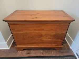 lot 159 image: Wonderful Maine Pine Storage Chest