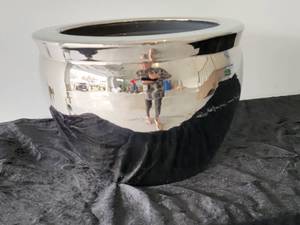 lot 99 image: Hi Reflective Silver Planter