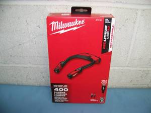 lot 27 image: Milwaukee Tool REDLITHIUM 400-Lumen TrueView USB Neck Light