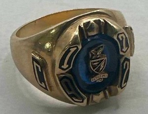 Jostons 10kt Gold Class Ring from 1970 (.31 ounces  8.8 grams)