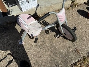 lot 30 image: Kids Razor Ride on Toy - Works