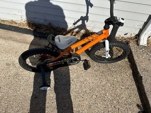 lot 29 image: Kids Bicycle with training wheels - works