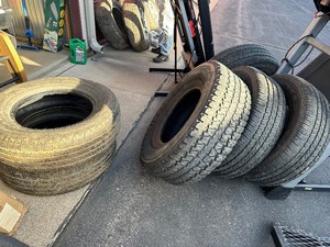 lot 43 image: 6 Tires off of Ford F-150   5 Goodyear Wrangler 27565 R18   1 Firestone 315 70r 17  -
