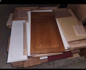 lot 49 image: Pallet 150 cabinet doors and some drawers