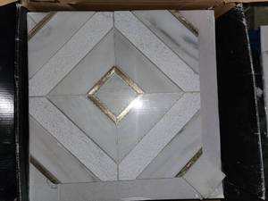 lot 168 image: Verona gold natural marble mosiac tile