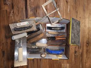 lot 191 image: Flat of trowel tools