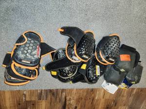 lot 198 image: Knee pads
