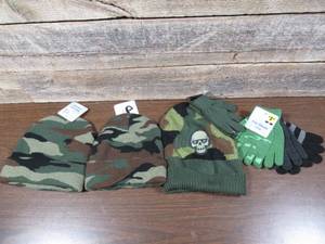 lot 169 image: Mixed Lot of Camo Mens Boys Hats, Gloves, & Mittens