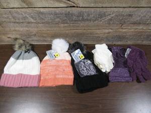 lot 173 image: Mixed Lot of Ladies Winter Hats & Mittens