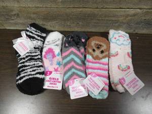 lot 175 image: Set of 3 Ladies Girls Cozy Socks-Sizes