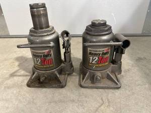 lot 12 image: Lot of 2 12 Ton Jacks