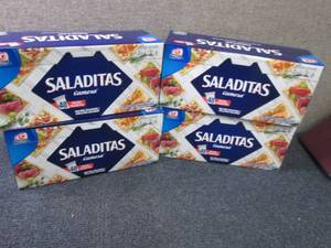 lot 331 image: 4- 18.6 oz Saladitas Saltine Cracke...