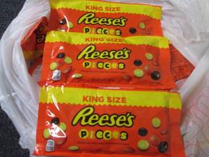 lot 338 image: 12- 3 oz Reeses Pieces King Size...
