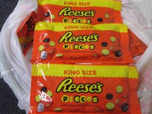lot 340 image: 12- 3 oz Reeses Pieces King Size...