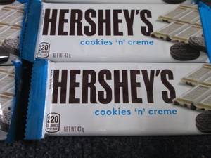lot 349 image: 12- Hersheys Cookies n Crme Ba...