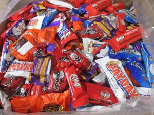lot 384 image: 15 lb Assorted Snack Size Candy -in...