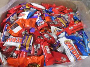 lot 385 image: 15 lb Assorted Snack Size Candy -in...