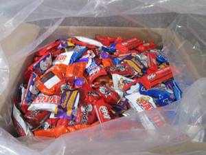 lot 386 image: 15 lb Assorted Snack Size Candy -in...