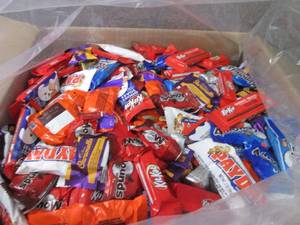 lot 387 image: 15 lb Assorted Snack Size Candy -in...