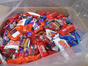 lot 389 image: 15 lb Assorted Snack Size Candy -in...