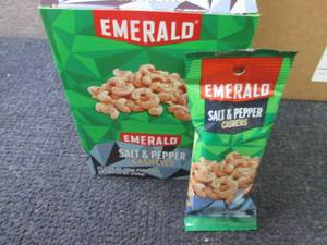 lot 428 image: 12- 1.25 oz Emerald Salt & Pepper C...