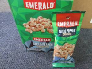 lot 429 image: 12- 1.25 oz Emerald Salt & Pepper C...