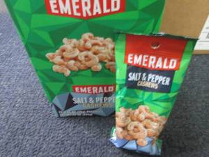 lot 449 image: 12- 1.25 oz Emerald Salt & Pepper C...