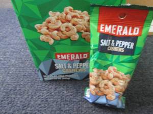 lot 450 image: 12- 1.25 oz Emerald Salt & Pepper C...