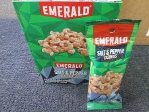 lot 424 image: 12- 1.25 oz Emerald Salt & Pepper C...