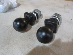 lot 8 image: 2 Tow Balls