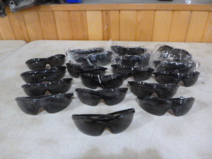 lot 128 image: 18 Pair of Sunglasses