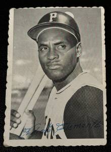 lot 35 image: Roberto Clemente 1969 Topps Deckle Edge #27 Vintage Football Card