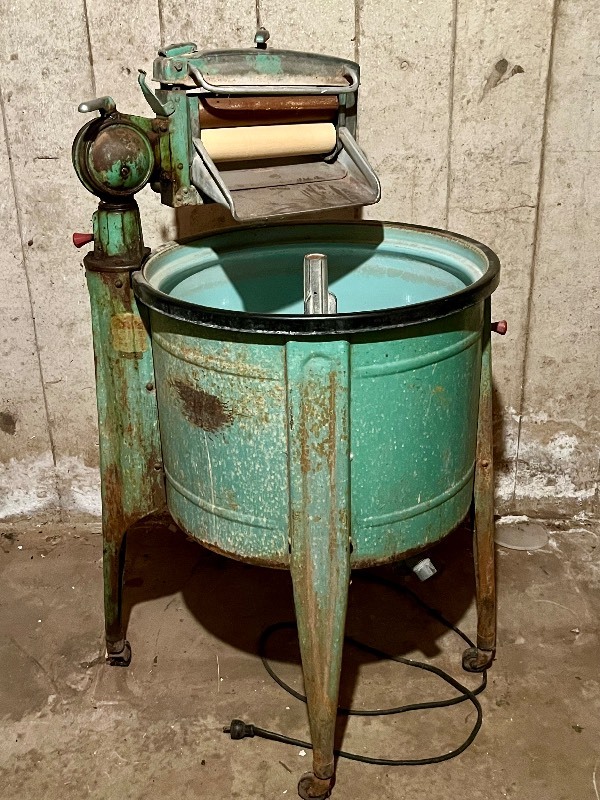 lot 1C image: Antique Speed Queen Green Porcelain Metal Wringer Washing Machine