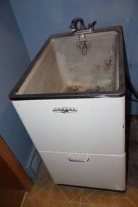 lot 4 image: 1950s Homart Portable Laundry Sink...
