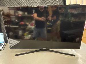 lot 109 image: Samsung 40 LED TV Model UN40J5200AF with Remote