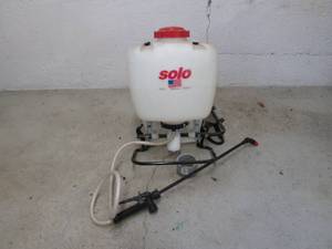 lot 154 image: Solo 4-gallon backpack chemical spr...