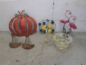lot 156 image: Variety of metal outdoor ornamental...