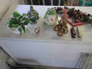 lot 172 image: Ceramic and other material frog, Tu...