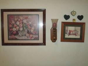 lot 211 image: Floral themed pics and other wall d...