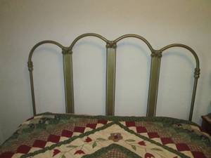 lot 213 image: Vintage Metal fullQueen bedframe...