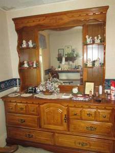 lot 219 image: Decorative Wood 8-drawer ladies dre...