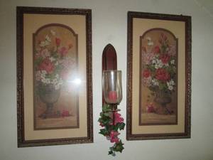 lot 229 image: Floral themed wall decor and access...