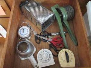 lot 246 image: Content of kitchen drawer to includ...