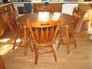 lot 251 image: Wood oval kitchen table with (4) sp...