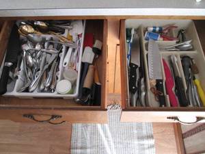 lot 252 image: Content of Top (2) kitchen drawers ...