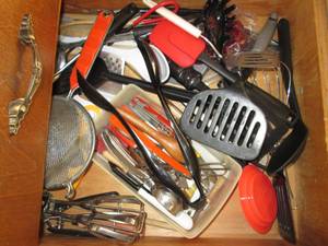 lot 253 image: Content of (2) kitchen drawers to i...