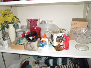 lot 257 image: Home decor, hand bags, hand vacuums...
