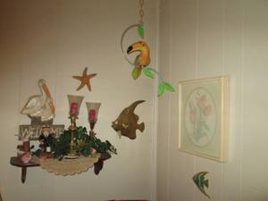 lot 276 image: A nice variety of wall decor...