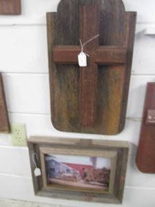 lot 109 image: Rustic barnwood gaton cross plus Fa...