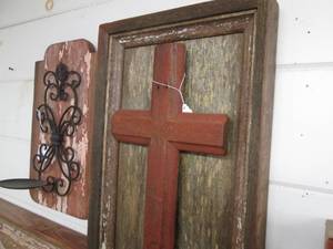 lot 113 image: Barnwood framed gaton cross decor p...